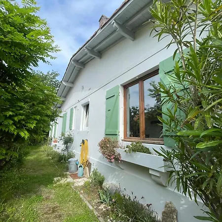 Holiday home Charmante Maison Dans Le Parc De *